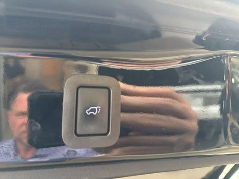 Used 2019 Toyota Highlander XLE AWD/4WD image 8
