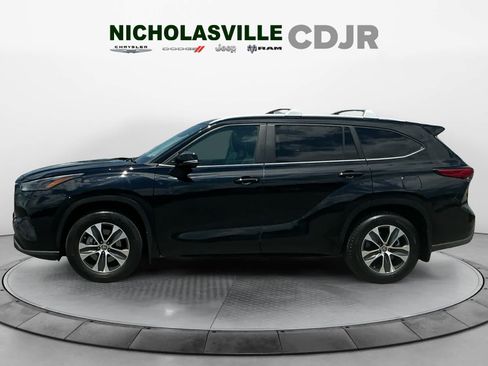 Used 2023 Toyota Highlander XLE FWD image 2