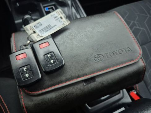 Used 2017 Toyota Tacoma TRD Sport image 33