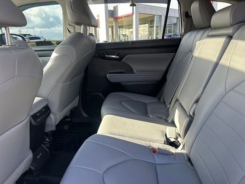 Used 2023 Toyota Highlander XLE image 14