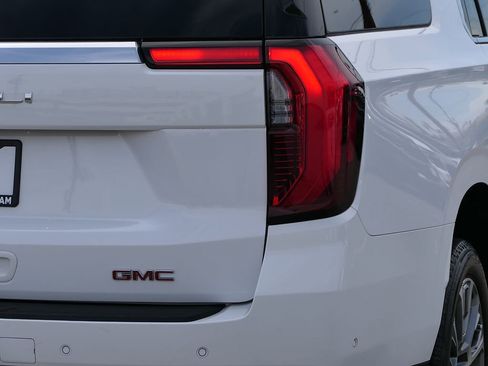 Used 2025 GMC Yukon XL Denali RWD image 4