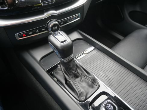 Used 2019 Volvo XC60 T5 Momentum w/ Protection Package Premier image 27