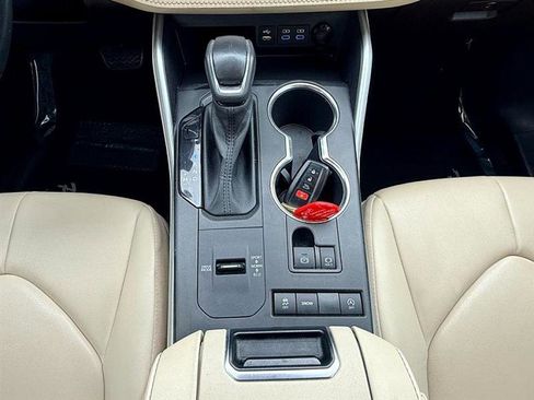 Used 2022 Toyota Highlander XLE image 32