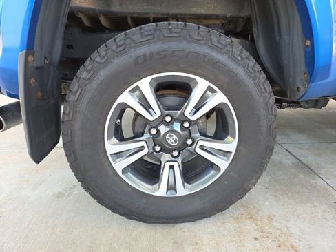 Used 2017 Toyota Tacoma TRD Sport AWD/4WD image 71