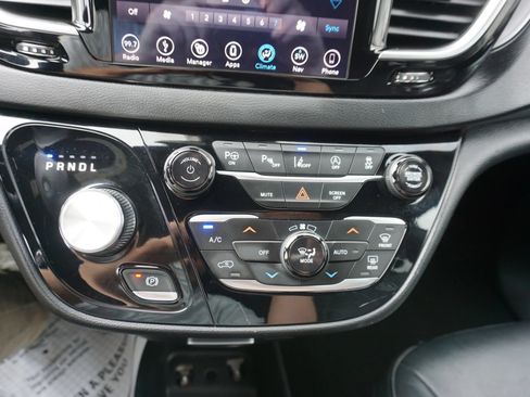 Used 2019 Chrysler Pacifica Touring-L Plus FWD image 10