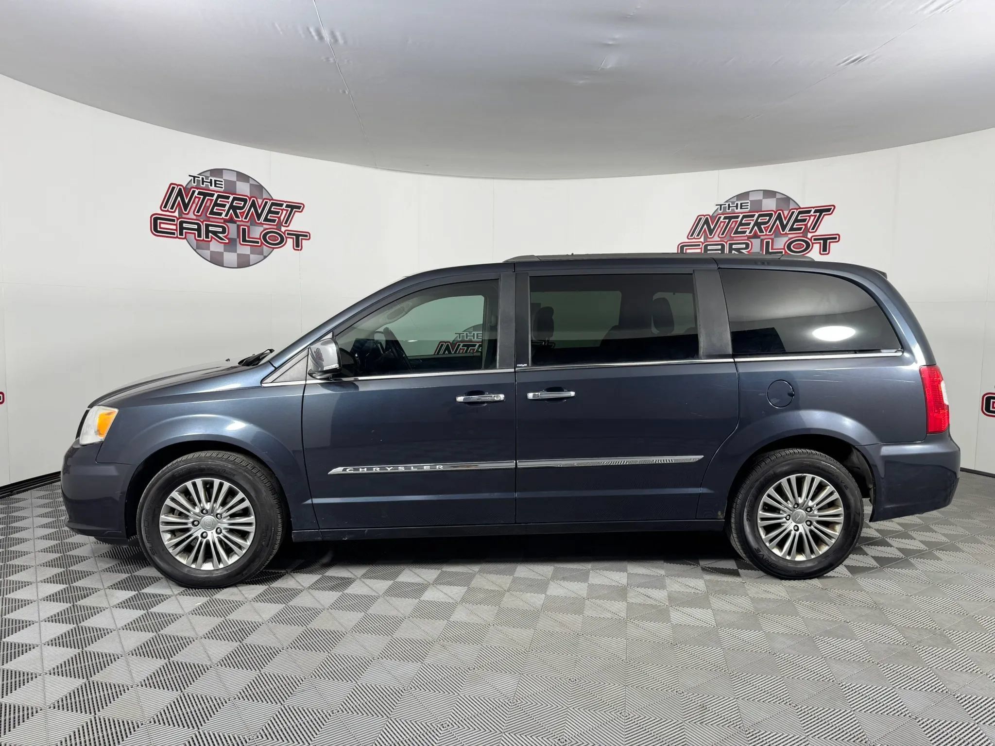Used 2014 Chrysler Town & Country Touring-L w/ Driver Convenience Group FWD image 4
