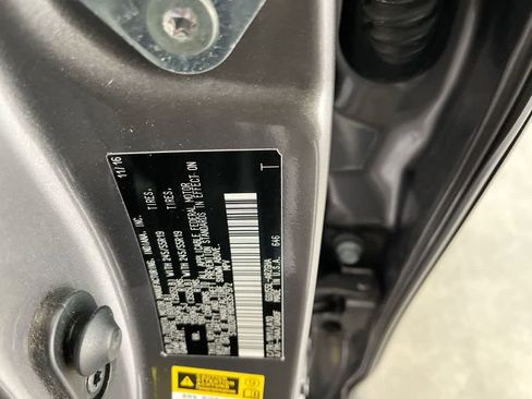 Used 2017 Toyota Highlander Limited image 29