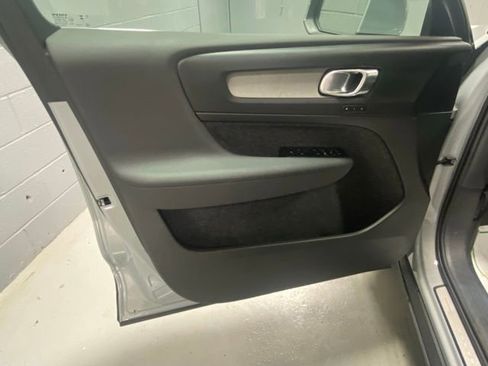 Used 2025 Volvo XC40 B5 Core image 7