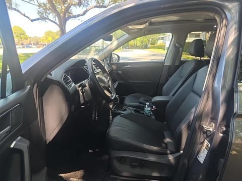 Used 2023 Volkswagen Tiguan SE w/ Panoramic Sunroof Package FWD image 5