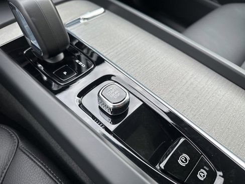 Certified 2025 Volvo XC60 B5 Plus image 29