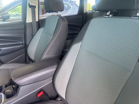 Used 2017 Ford Escape SE image 9