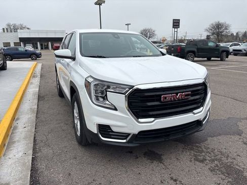 Used 2023 GMC Terrain SLE image 4