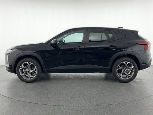 Used 2025 Chevrolet Trax LT FWD image 5