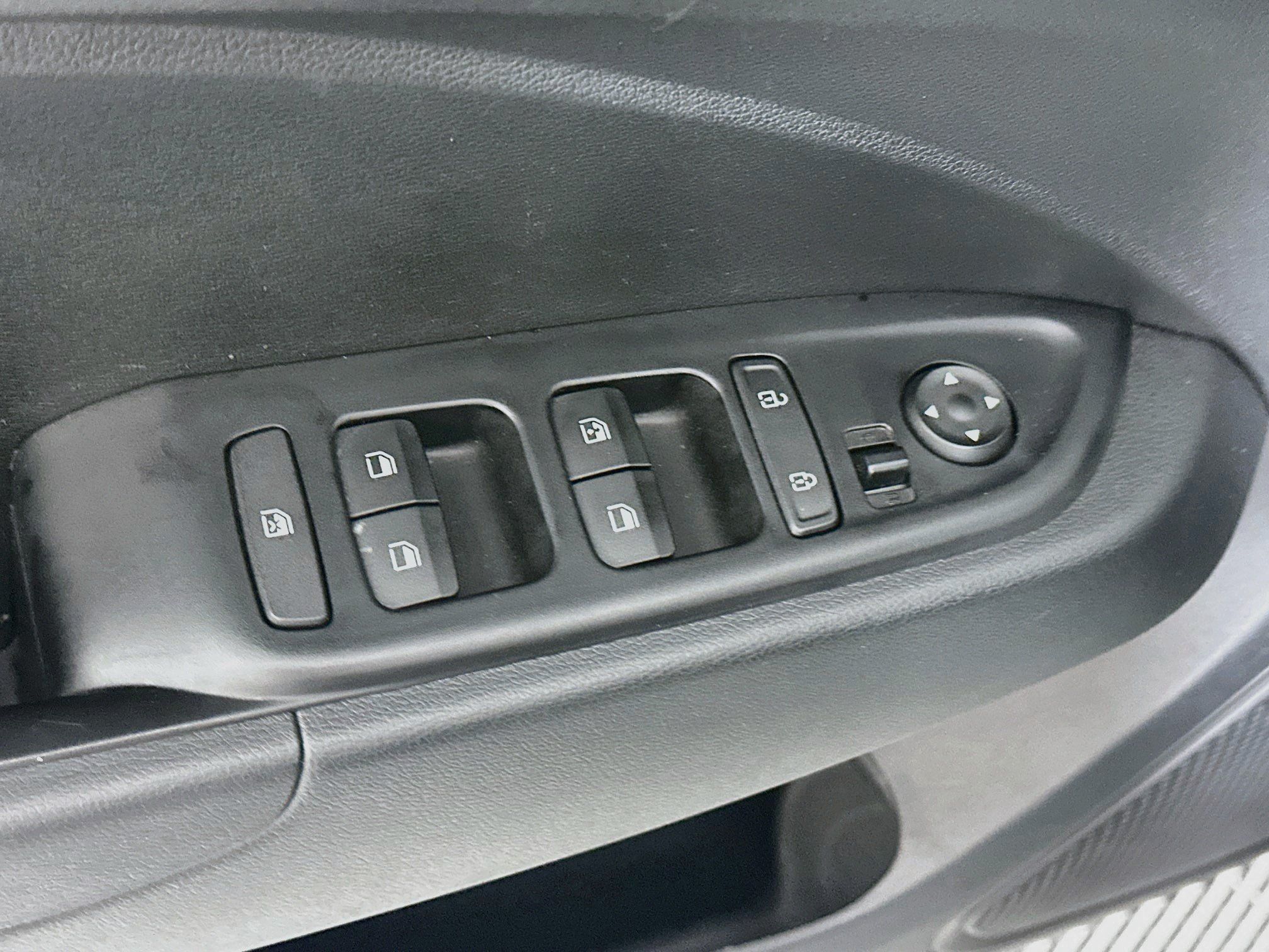 Used 2025 Hyundai Venue SEL FWD image 15