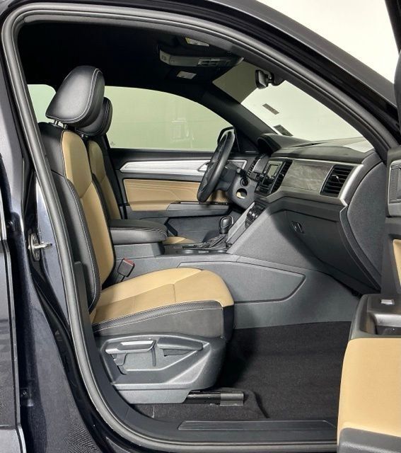 Used 2022 Volkswagen Atlas Cross Sport SE FWD image 28