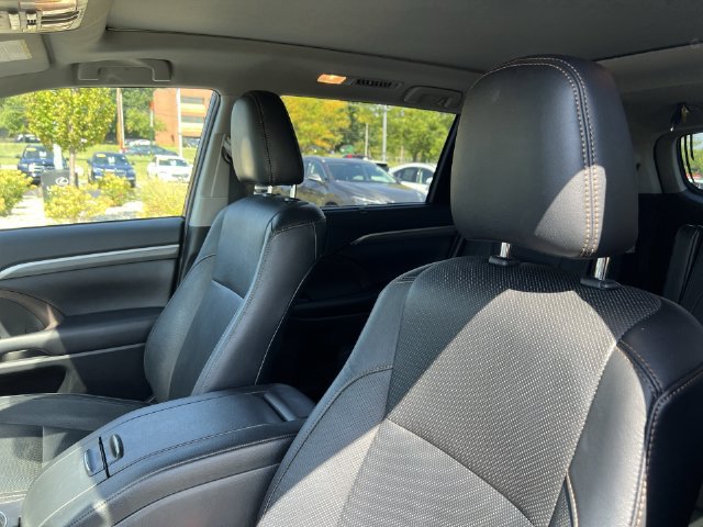 Used 2019 Toyota Highlander Limited Platinum AWD/4WD image 9