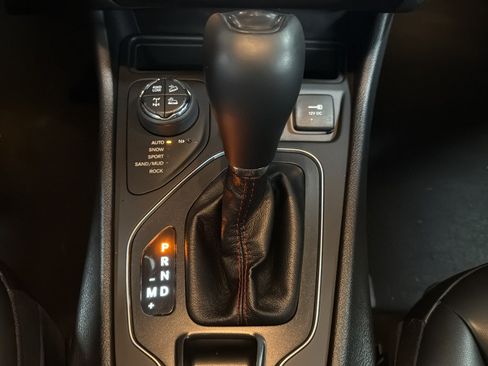 Used 2019 Jeep Cherokee Trailhawk AWD/4WD image 38