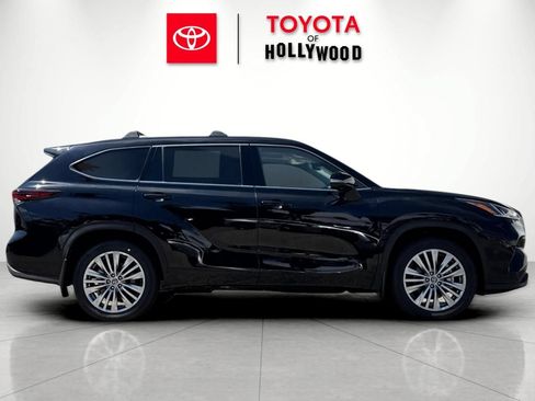 New 2026 Toyota Highlander Platinum AWD/4WD image 3