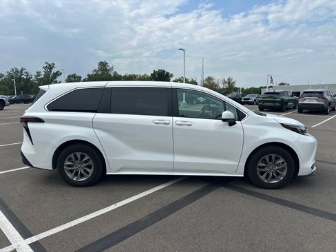 Used 2025 Toyota Sienna LE AWD/4WD image 4