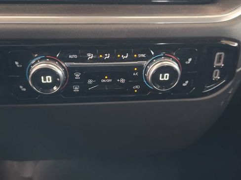Used 2025 GMC Sierra 1500 SLT AWD/4WD image 17