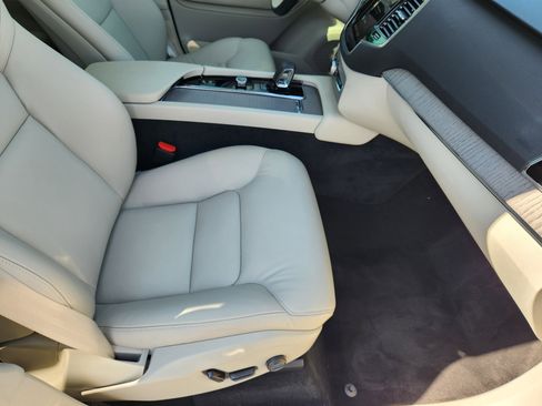 Certified 2025 Volvo XC90 B6 Plus w/ Protection Package Premier image 23