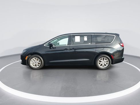 Used 2023 Chrysler Voyager LX image 5