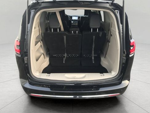 Used 2024 Chrysler Pacifica Touring-L image 12