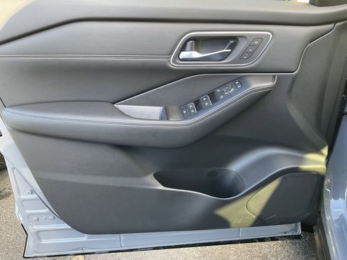 Used 2025 Nissan Rogue Platinum image 35