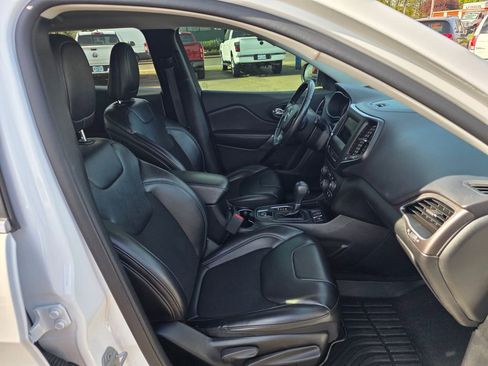 Used 2019 Jeep Cherokee Latitude Plus FWD image 23