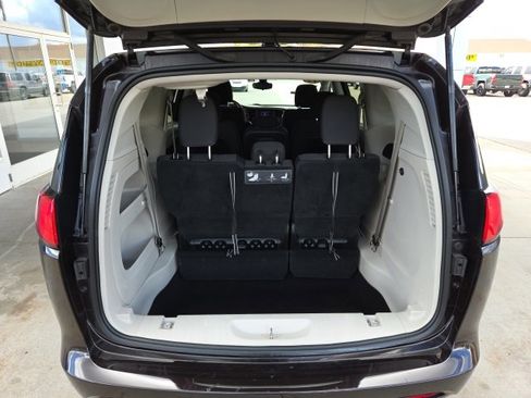 Used 2017 Chrysler Pacifica LX image 91