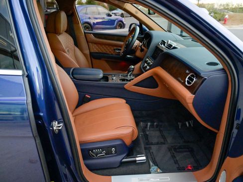 Used 2023 Bentley Bentayga image 57