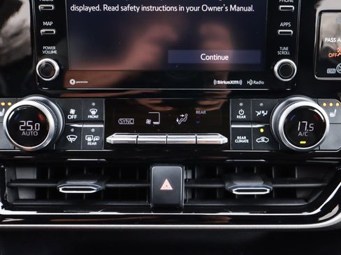 Used 2020 Toyota Highlander XLE image 12