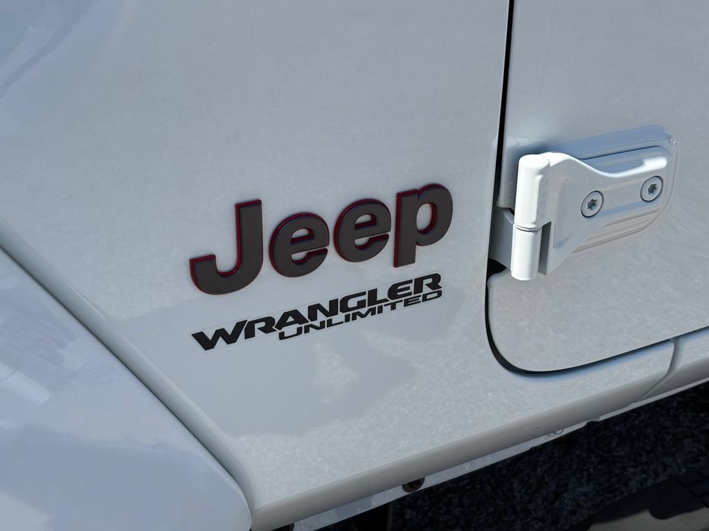 Used 2022 Jeep Wrangler Unlimited Rubicon w/ LED Lighting Group AWD/4WD image 13