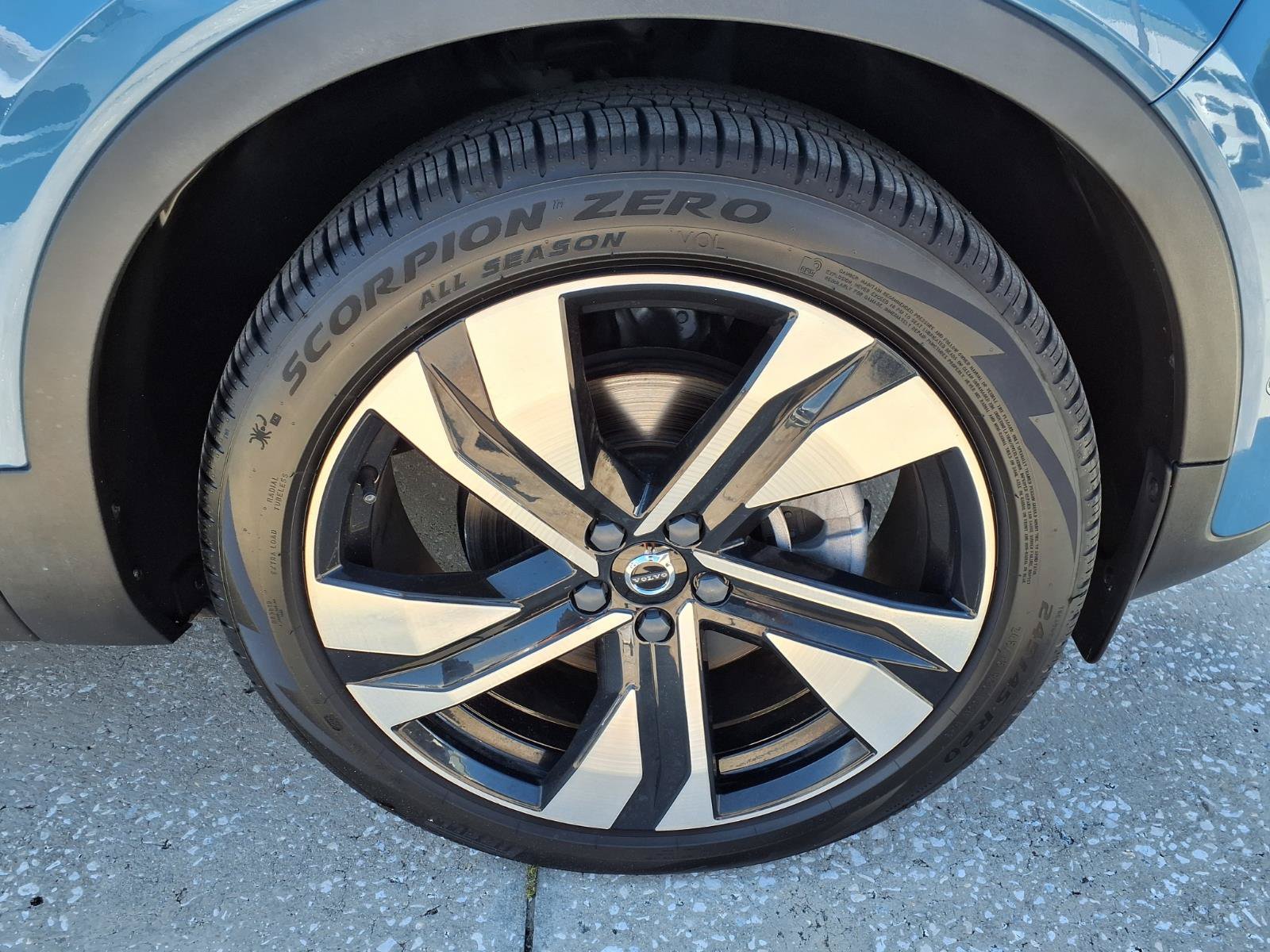 Certified 2023 Volvo XC40 B5 Ultimate w/ Protection Package Premier AWD/4WD image 9
