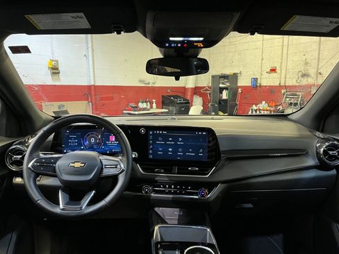 Used 2025 Chevrolet Equinox LT image 32