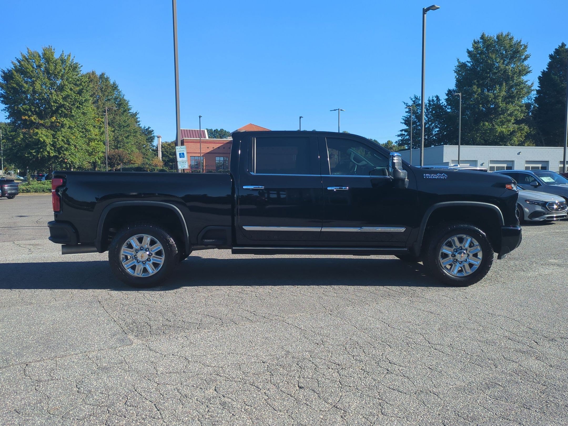 Used 2024 Chevrolet Silverado 2500 High Country w/ High Country Premium Package AWD/4WD image 2