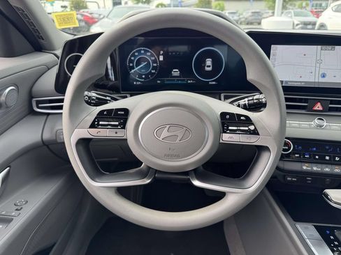 Used 2024 Hyundai Elantra SEL FWD image 15