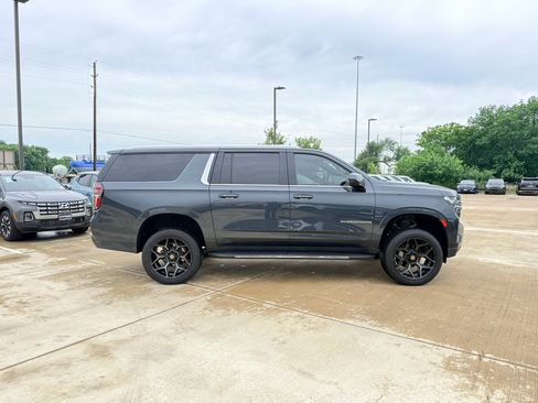 Used 2022 Chevrolet Suburban LT RWD image 5