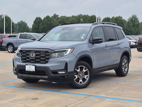 Used 2023 Honda Passport TrailSport image 2