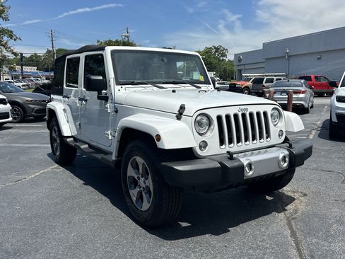 Used 2017 Jeep Wrangler Unlimited Sahara w/ Connectivity Group AWD/4WD image 2