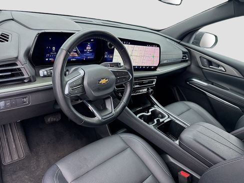 Used 2025 Chevrolet Traverse LT FWD image 7