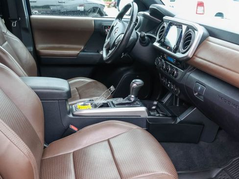 Used 2018 Toyota Tacoma Limited AWD/4WD image 10