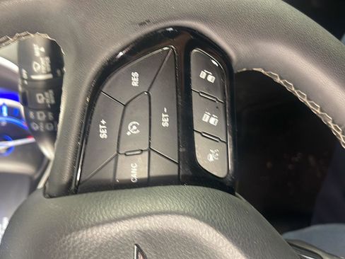 Used 2022 Chrysler Pacifica Limited w/ Uconnect Theater Family Group FWD image 23