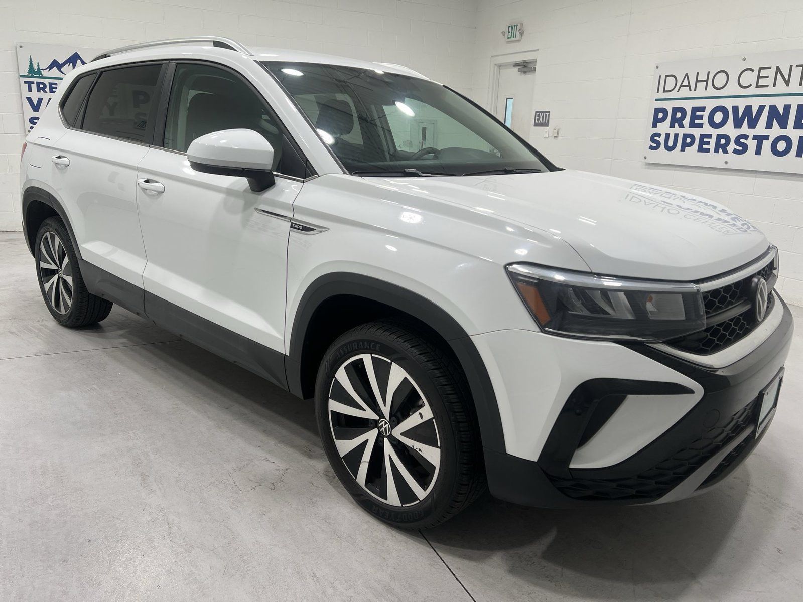 Used 2024 Volkswagen Taos SE FWD image 2