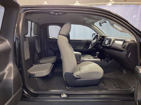 Used 2017 Toyota Tacoma 4x4 Access Cab image 30
