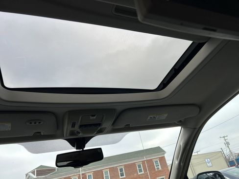 Used 2016 Chrysler Town & Country Touring-L image 35