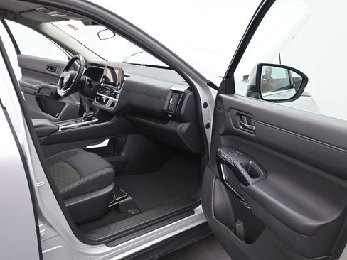 Used 2024 Nissan Pathfinder SV image 16