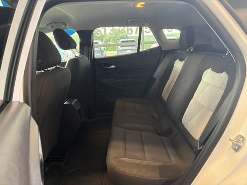 Used 2024 Chevrolet Trax LS w/ LS Convenience Package FWD image 10