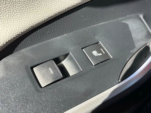 Used 2022 Toyota RAV4 Limited image 16