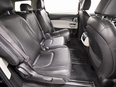 Certified 2024 Kia Carnival LX image 18